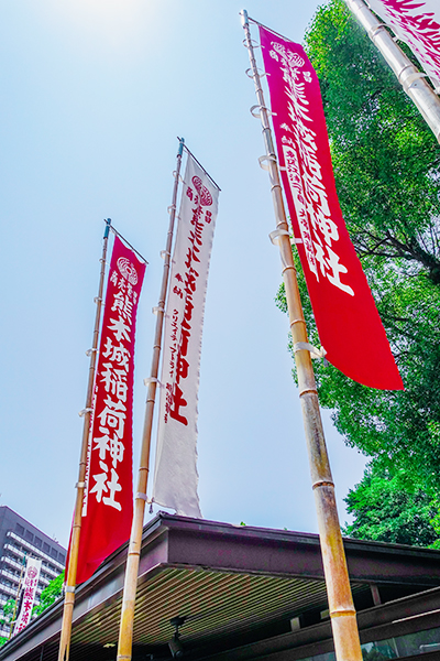 奉納幟旗の色は神社のイメージカラー